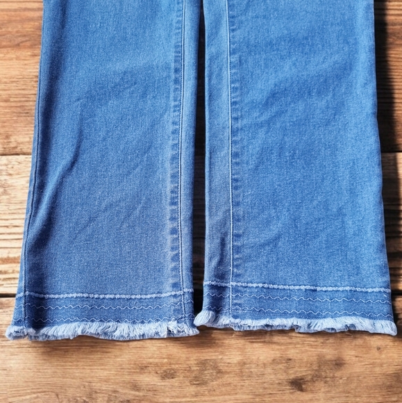 Northern Reflections Fringed Hem Ankle Length Mid Rise Denim Jeans ๐ - Picture 5 of 9